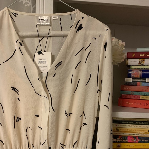 NWT Vero Moda printed long-sleeve midi dress. - Picture 2 of 2